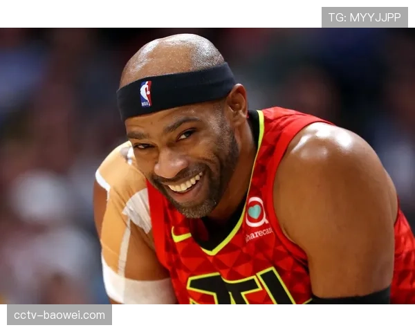 中场致敬：猛龙主场为队史首位球星文斯·卡特举行雕像揭幕仪式